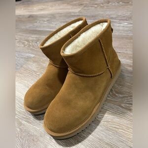 Women’s Koolaburra by UGG Mini Boots 🤎